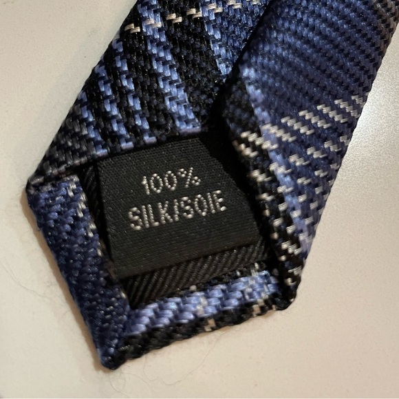 Classic Alfred Sung 100% Silk Tie - Picture 5 of 5